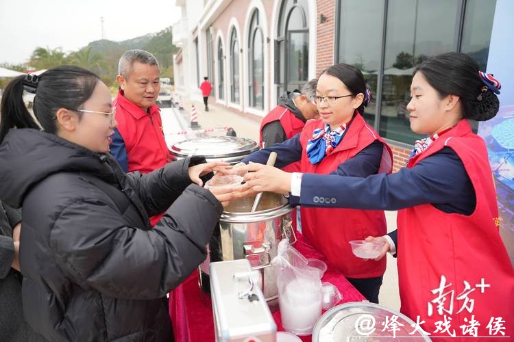 综合服务区里暖意融融,贴心举措为船员送上新春祝福 综合服务区里暖意融融,贴心举措为船员送上新春祝福